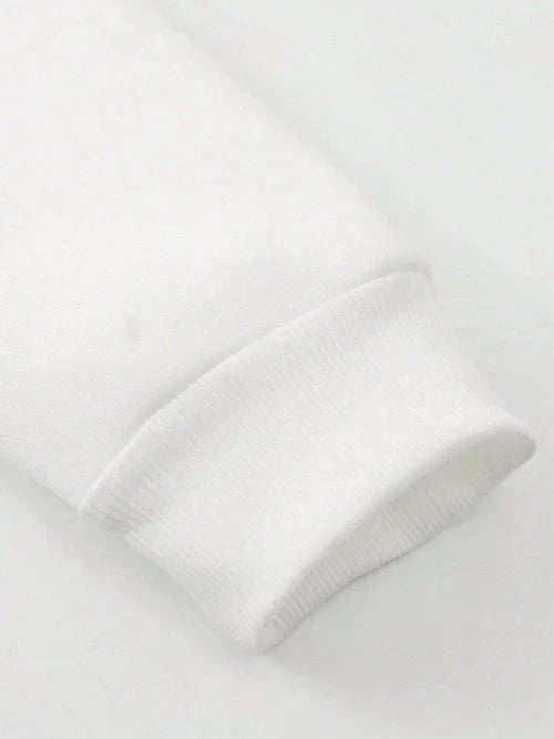 Detaillierte Ansicht des Herren Hoodies mit lebendigem Grafik-Print. Modischer Pullover mit Kapuze für Herrenmode.