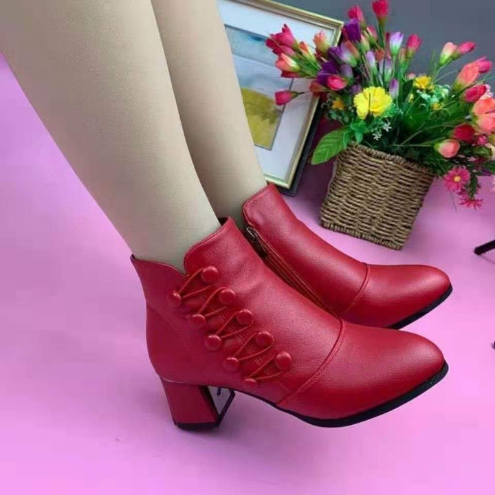 Klassische rote Damen Stiefeletten mit Absatz, komfortable Allroundschuhe für jede Saison.