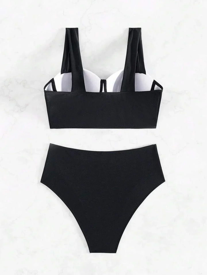 Auffälliger Schwarz-Weiß Farbblock Bikini Zweiteiler für Damen, mit Push-Up und High Waist. Trendy Bademode.