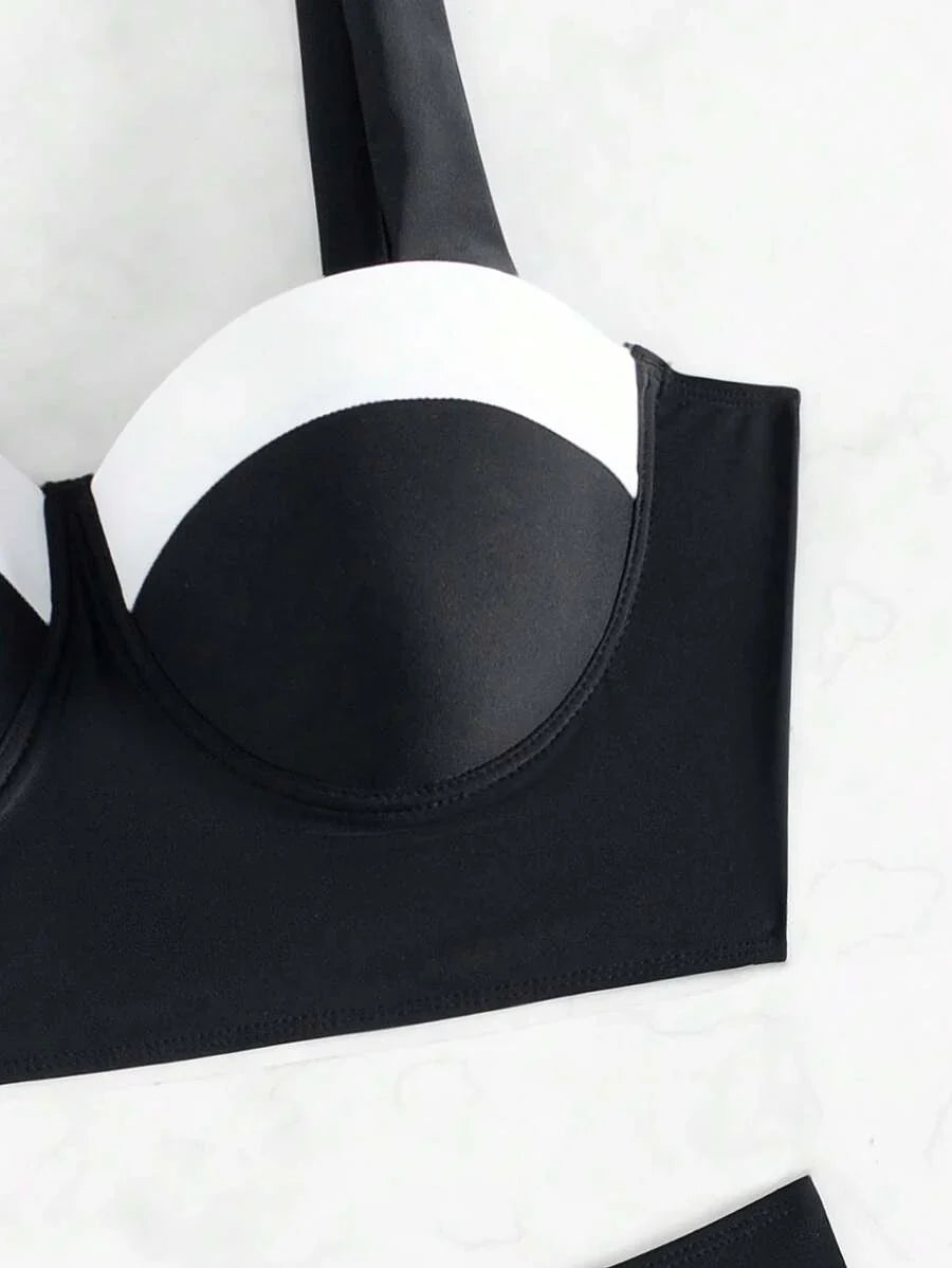Perfekter Damen Bikini Zweiteiler für den Sommerurlaub, Schwarz-Weiß, Push-Up Top und High Waist Höschen.