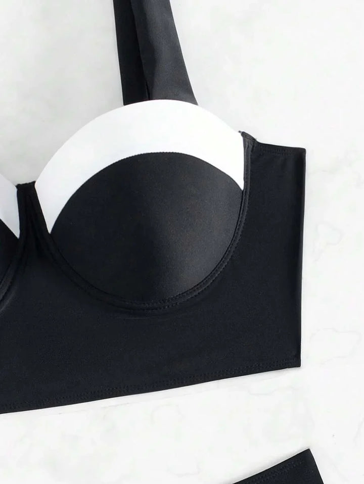 Perfekter Damen Bikini Zweiteiler für den Sommerurlaub, Schwarz-Weiß, Push-Up Top und High Waist Höschen.