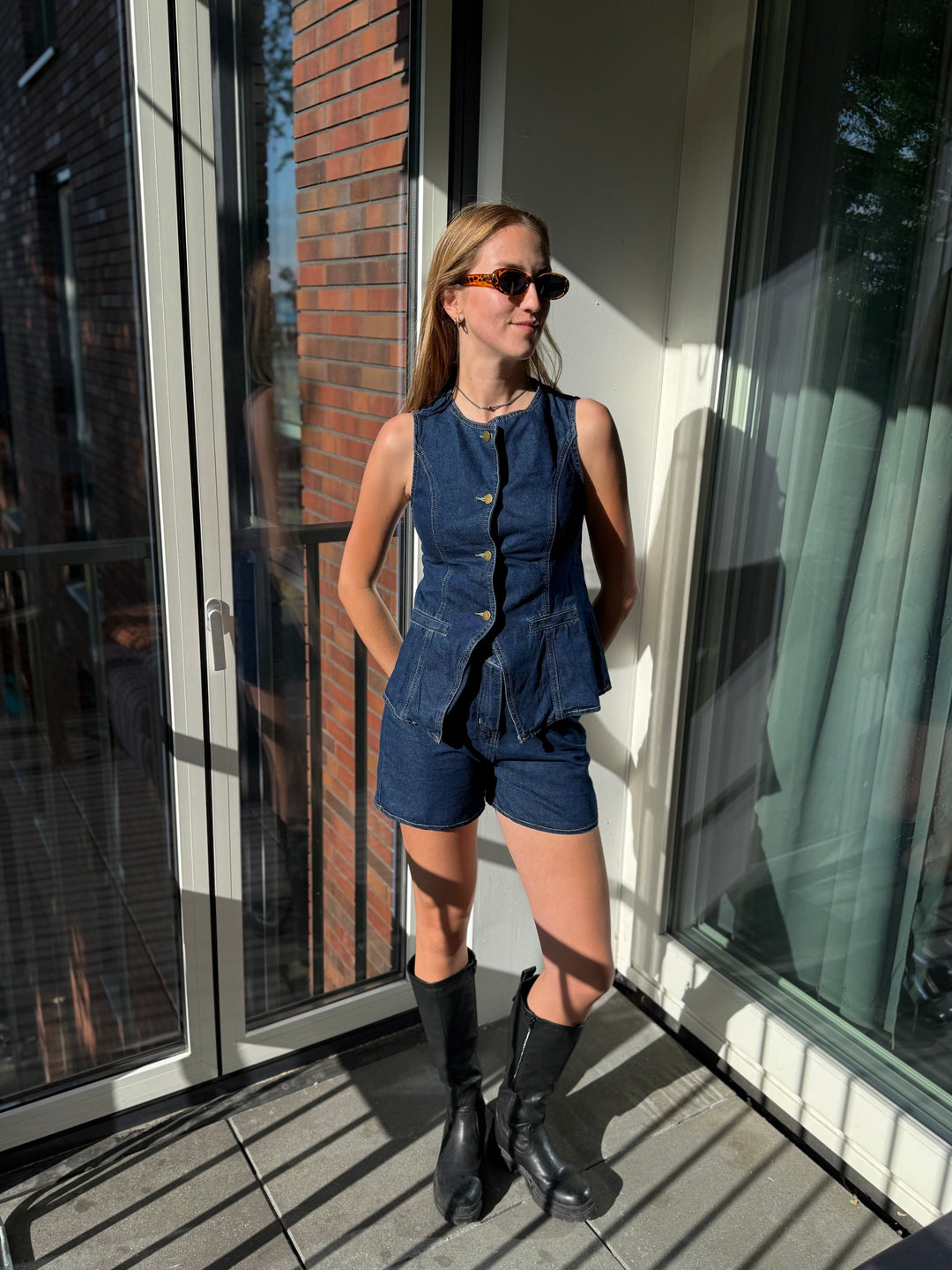 Vielseitiges Damen Set: Modische Jeans-Look Weste & kurze Shorts, ideal für Sommerurlaub und Alltag.