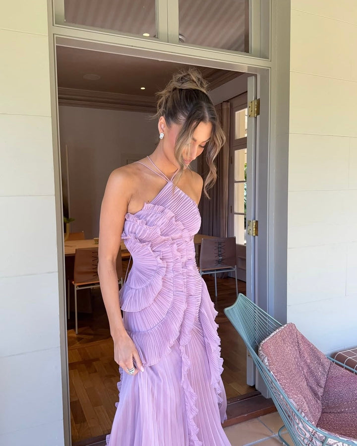 Festliches Damenkleid, midi, für Hochzeit & Party. Mit stilvollem offenem Rücken, Bindegürtel und verspieltem Volantsaum.