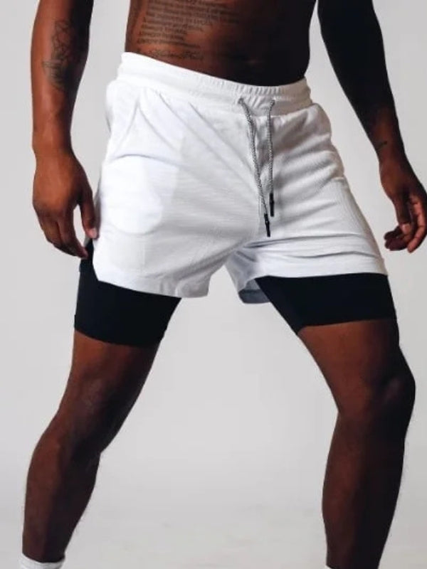 Nahaufnahme des Bunds der Herren 2-in-1 Sportshorts. Bequem & stützend für Training und sportliche Aktivitäten.