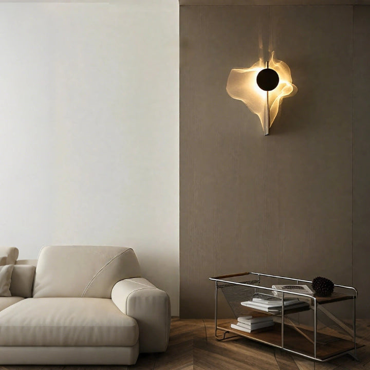 Stilvolle Wandleuchte für Wohnzimmer, modernes Design mit faszinierenden Lichteffekten und Schattenwurf.