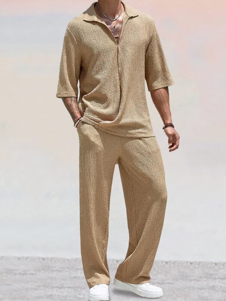 Mann trägt bequemen Herren Freizeit Zweiteiler mit Poloshirt & Hose. Lässiger Sommeranzug für Urlaub & Strandoutfit.