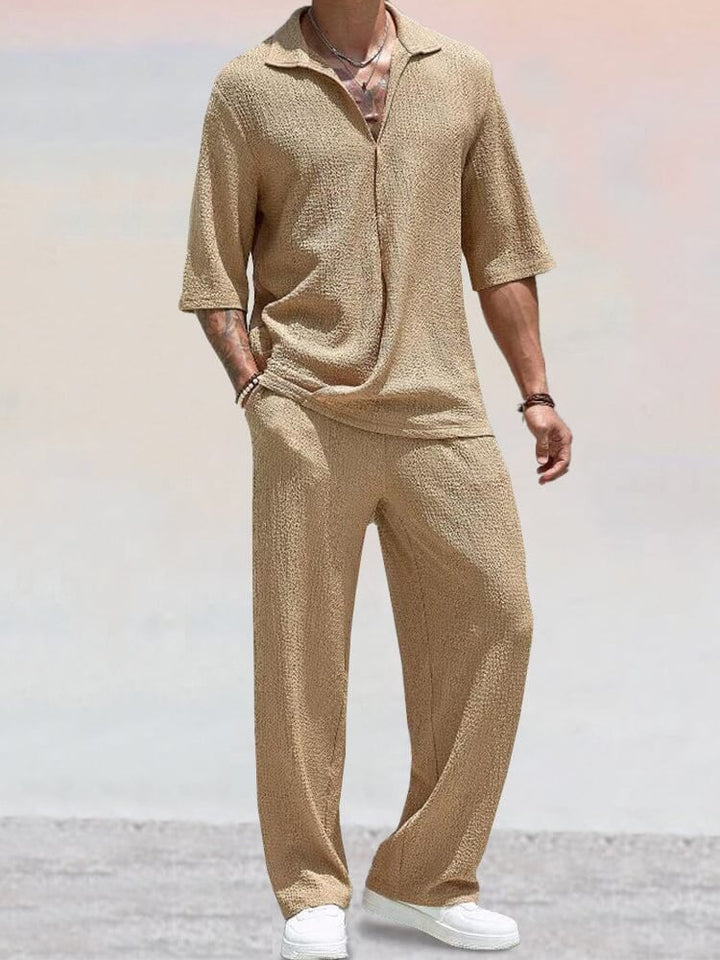 Mann trägt bequemen Herren Freizeit Zweiteiler mit Poloshirt & Hose. Lässiger Sommeranzug für Urlaub & Strandoutfit.