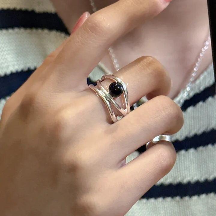 Stilvoller Multilinien Damenring aus Silber mit glänzendem schwarzem Onyx, modernes Schmuckstück.