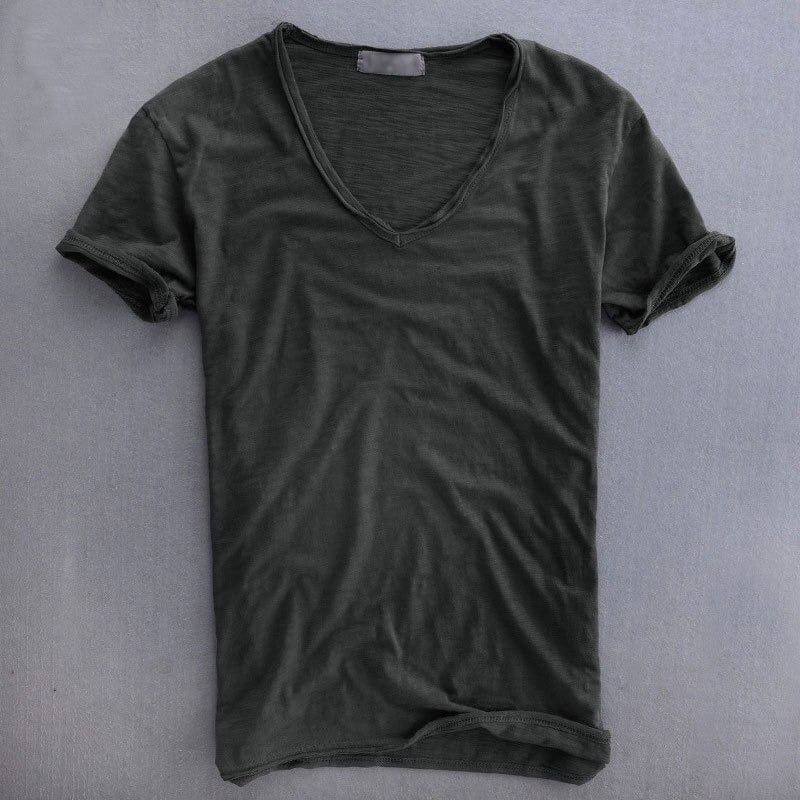 Modernes Herren Freizeitshirt mit V-Ausschnitt, figurbetont, aus leichter Baumwolle für Männerbekleidung.