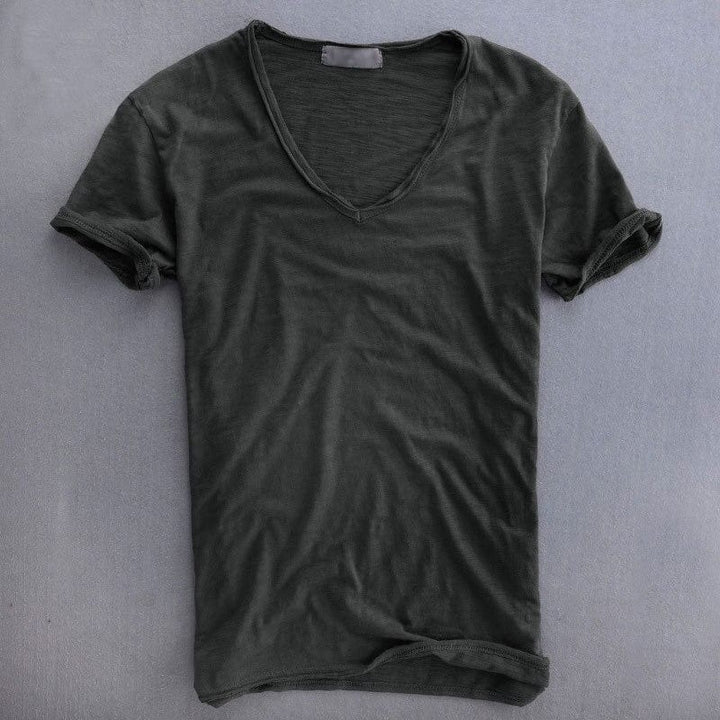Modernes Herren Freizeitshirt mit V-Ausschnitt, figurbetont, aus leichter Baumwolle für Männerbekleidung.