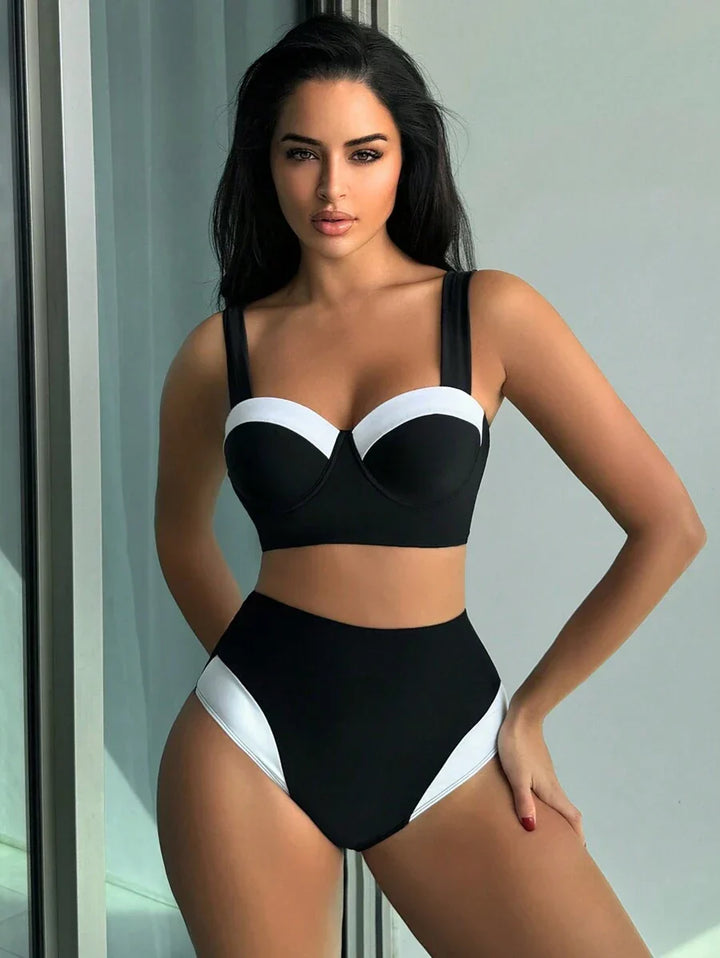 Klassischer Damen Zweiteiler Bikini Schwarz-Weiß. Mit Push-Up Oberteil und modischer High Waist Bikinihose.