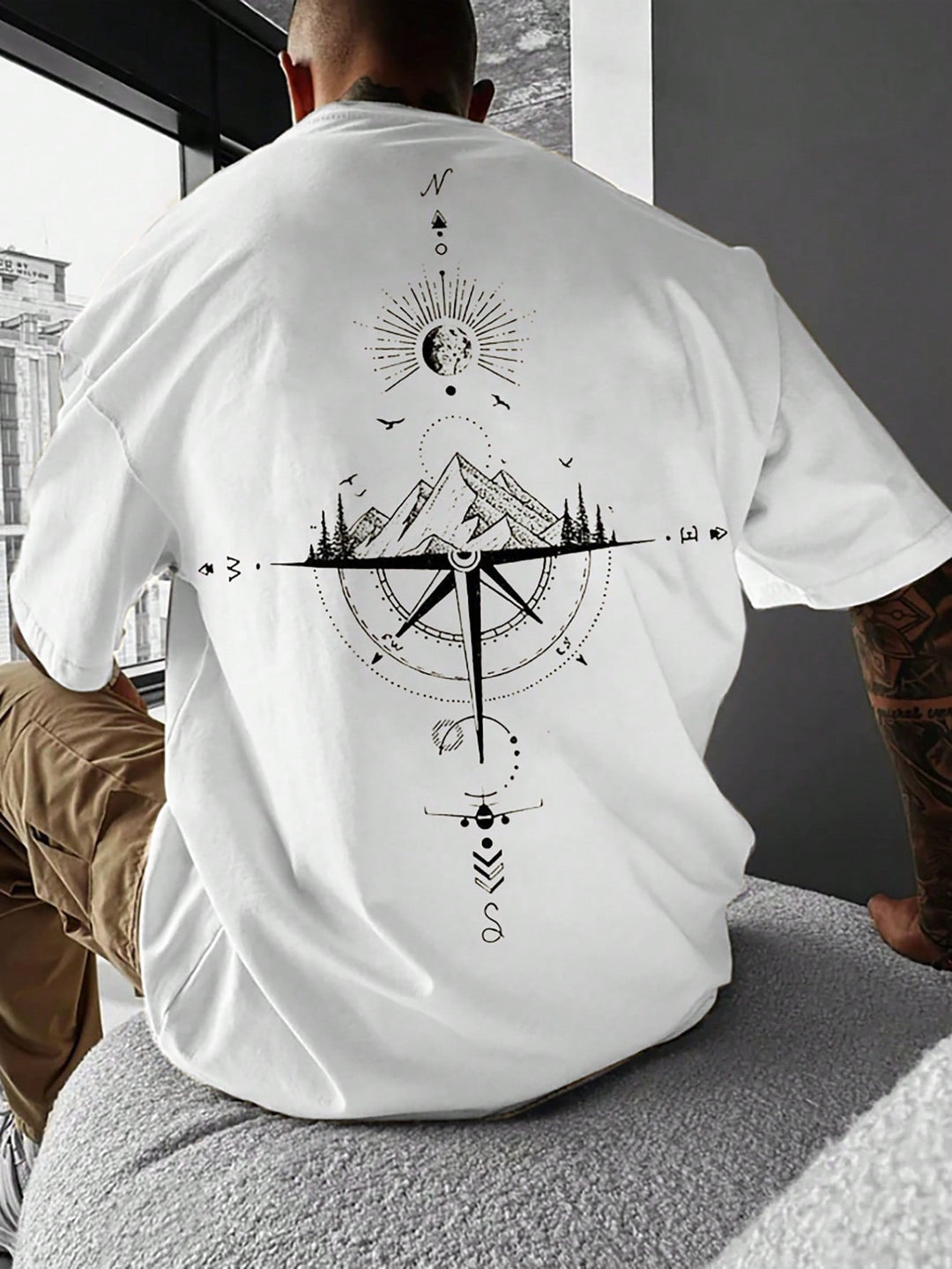 Trendiges Herren Kurzarm T-Shirt "Gipfelblick" mit einzigartiger Berggrafik, vielseitig für Mode, Freizeit und Outdoor-Sport.