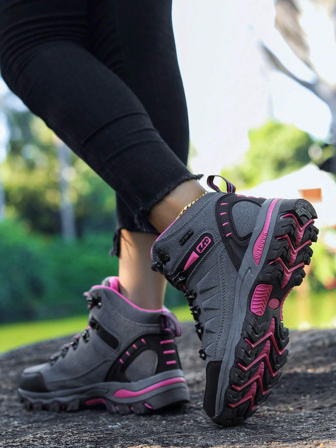 Nahaufnahme der rutschfesten Sohle des rosa Mid-Top Damen Wanderschuhs für optimalen Halt im Gelände.