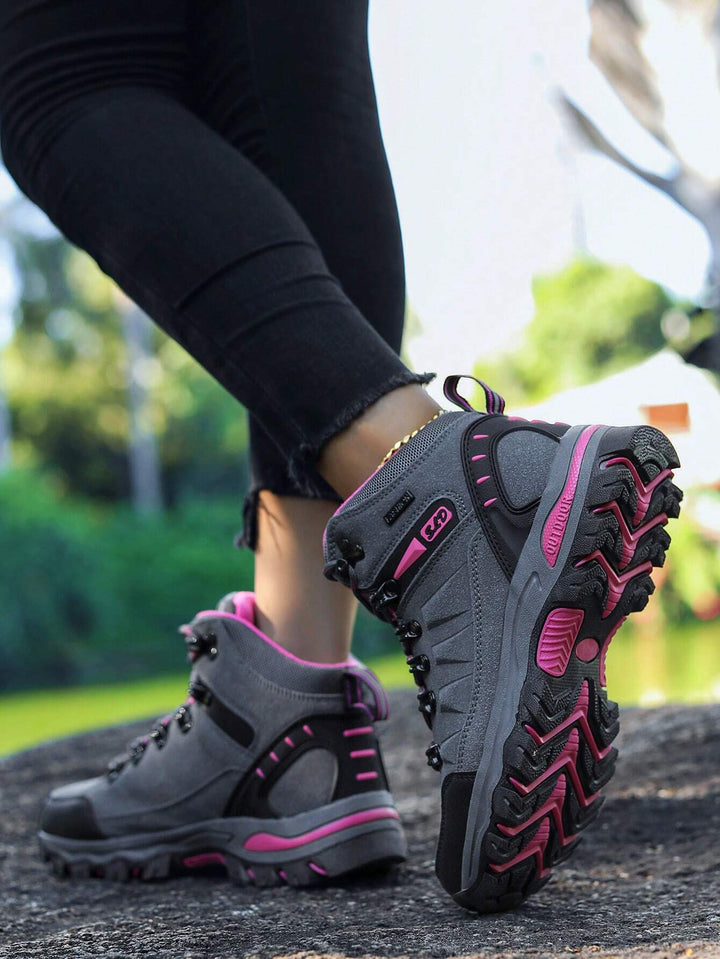Nahaufnahme der rutschfesten Sohle des rosa Mid-Top Damen Wanderschuhs für optimalen Halt im Gelände.