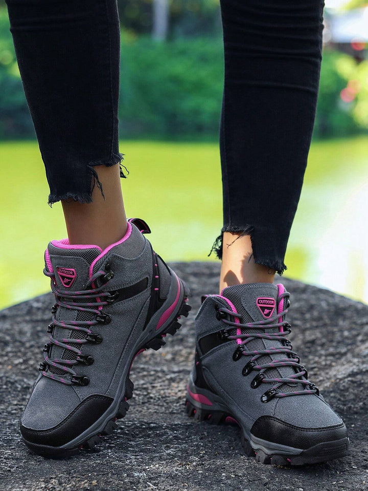 Dame wandert in rosa Mid-Top Wanderschuhen, rutschfest & atmungsaktiv. Ideale Damenschuhe für Outdoor-Sport.