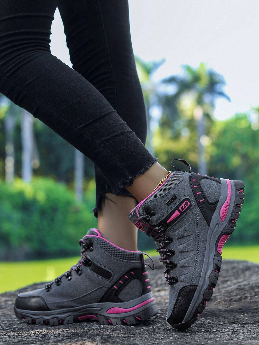 Seitliche Ansicht der atmungsaktiven, leichten rosa Mid-Top Damen Trekkingschuhe. Perfekt für Outdoor.