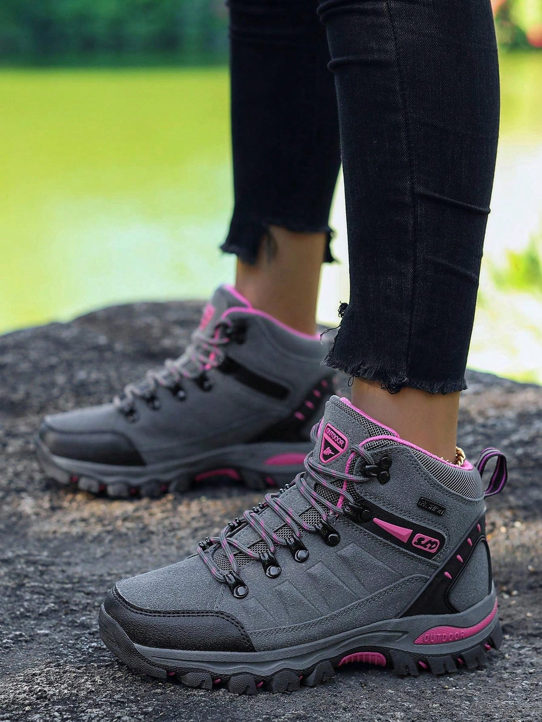 Atmungsaktives Material & robuste Sohle des rosa Mid-Top Damen Wanderschuhs für maximalen Komfort.