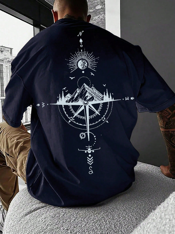 Vorderansicht des modernen Herren T-Shirts "Gipfelblick" mit markantem Bergdruck, perfekt für stilvolle Sommer-Outfits.