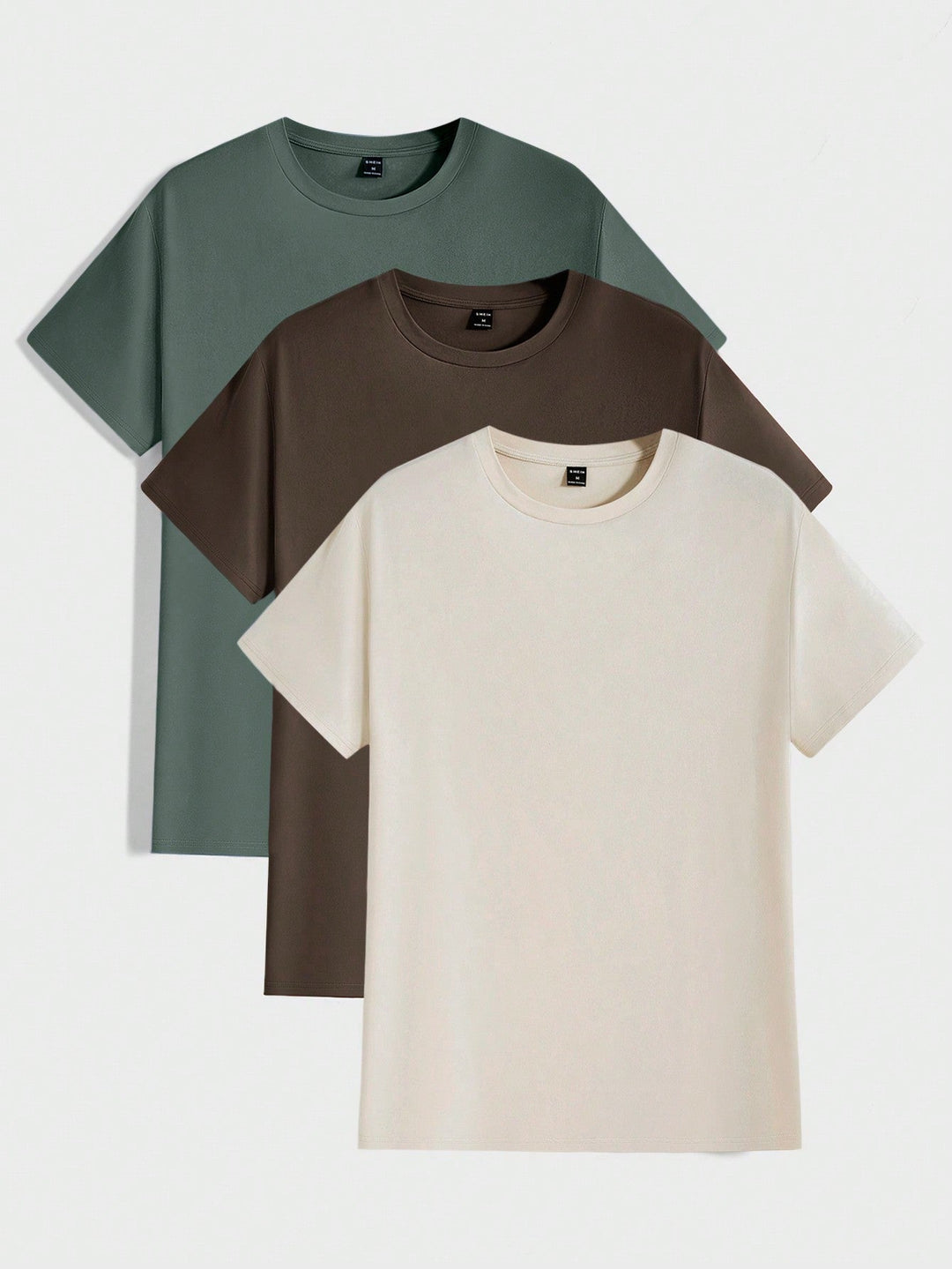 Mann in Bewegung trägt bequemes, strukturiertes Herren Rundhals T-Shirt. Maximale Bewegungsfreiheit & Komfort.