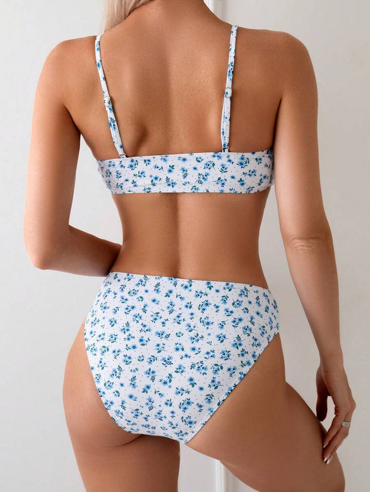 High Waist Zweiteiler für Damen: floraler Bikini, bügellos & bequem. Trendige Bademode.