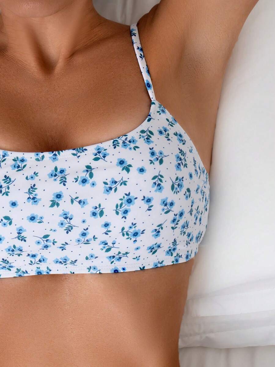 Bügelloser, elastischer Damen High Waist Bikini mit Blumenmuster. Sommerliche Strandmode.