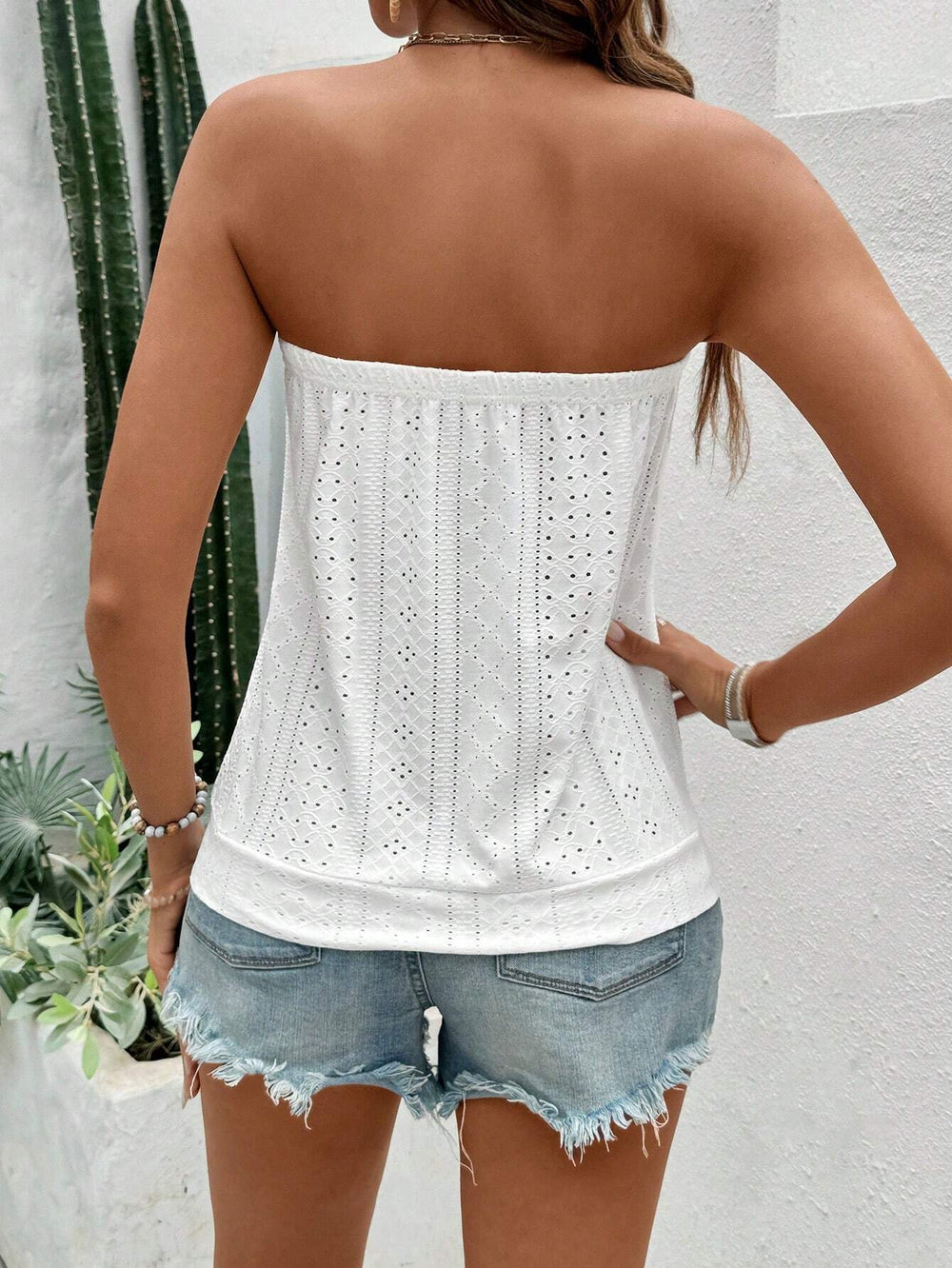 Ärmelloses Damen Oberteil mit feiner Ösenstickerei, vielseitig für sommerliche Outfits und Urlaub.