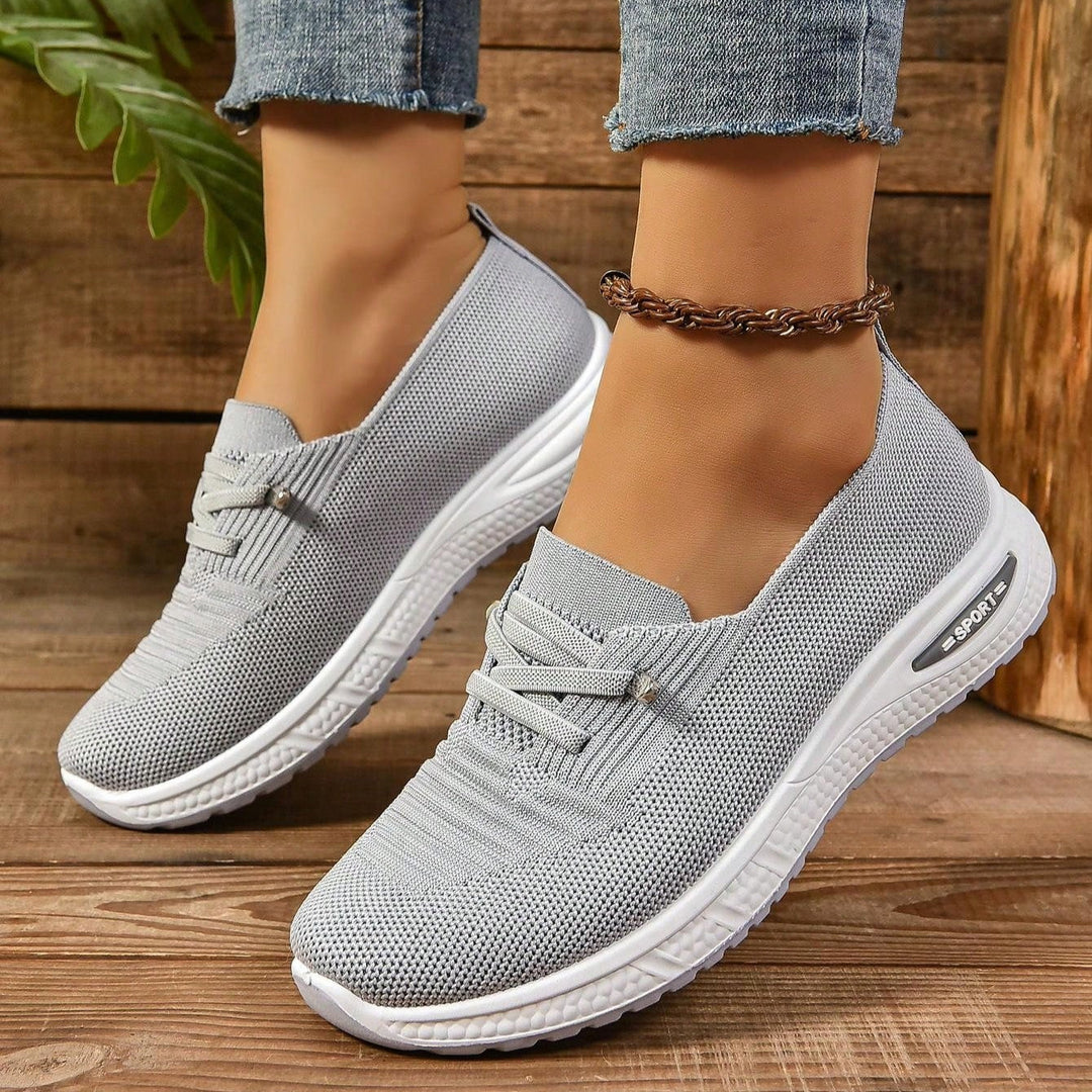 Modische graue Damen Slip-On Sneakers, perfekt als bequeme Freizeit- und Alltagsschuhe.