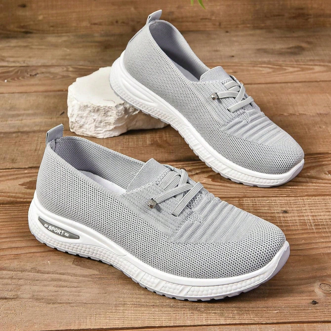 Bequeme graue Damen Slip-On Sneakers mit Halt, perfekt für lange Tage und empfindliche Füße.