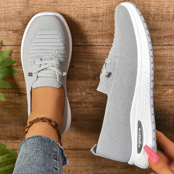Graue Damen orthopädische Slip-On Sneakers für Komfort und Halt im Alltag.