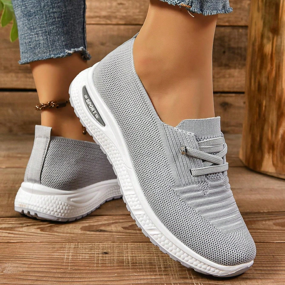 Leichte, atmungsaktive graue Damen Slip-On Sneakers mit breiter Zehenbox, ideal als Komfortschuhe.