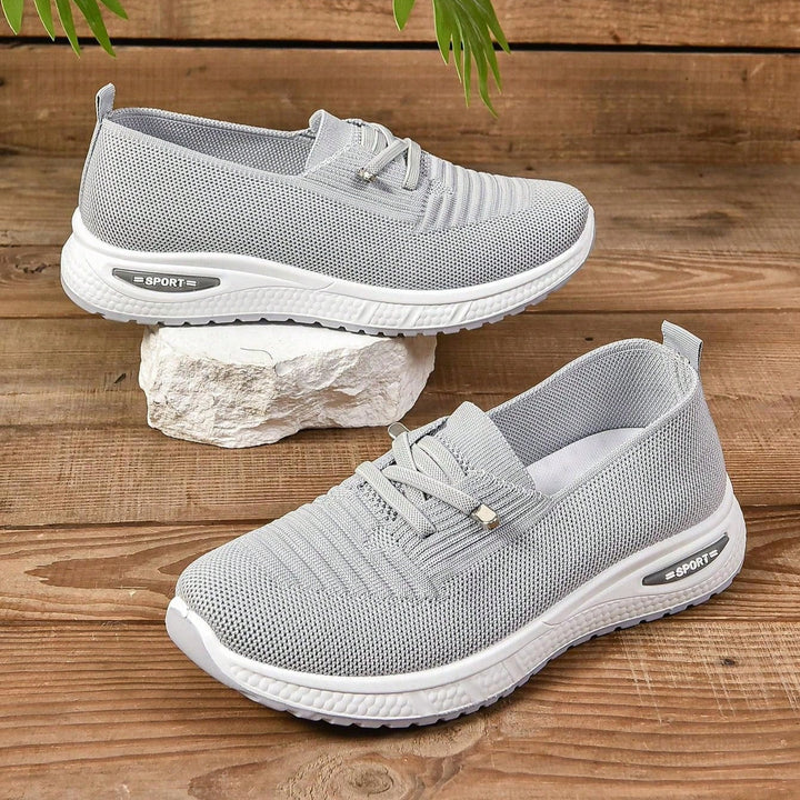 Orthopädische, leichte graue Damen Slip-On Sneakers mit breiter Zehenbox für maximalen Gehkomfort.