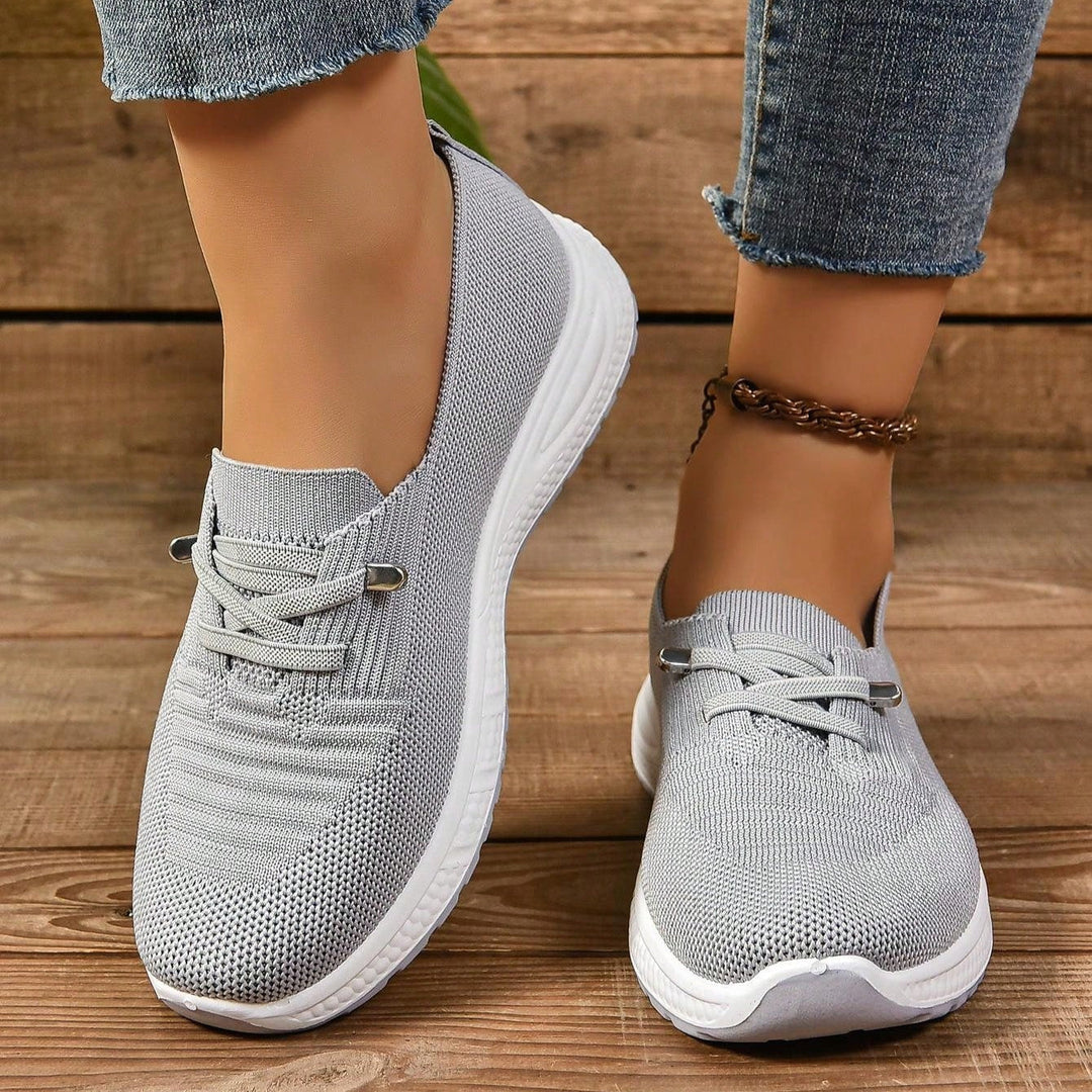 Orthopädische Damen Slip-On Sneakers in Grau, bieten optimalen Halt für empfindliche Füße.