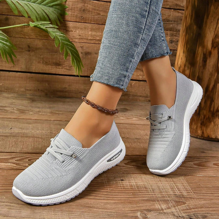 Atmungsaktive, leichte graue Damen Slip-On Sneakers, ideal als orthopädische Komfortschuhe.