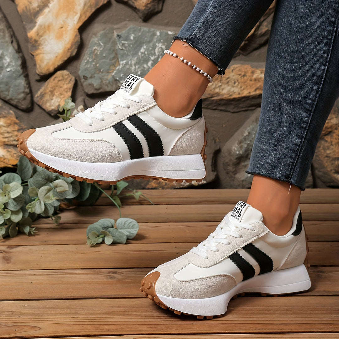Stilvolle Damen Retro-Sneaker mit Streifen-Details, Low-Top für maximalen Tragekomfort.