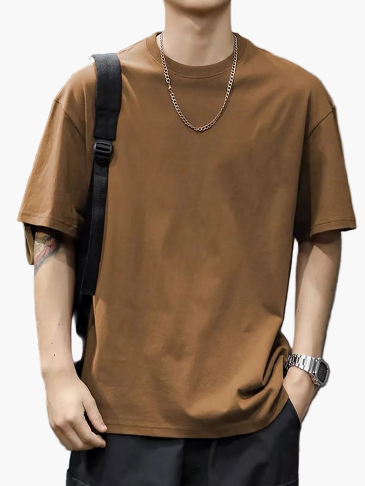 Modernes Kurzarm Herren T-Shirt im Streetwear Look, ideal für einen legeren Freizeitstil.