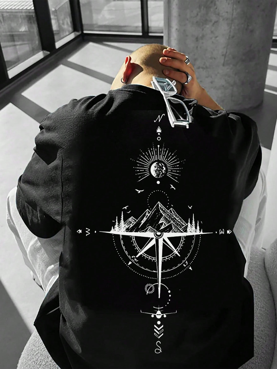 Weiches Herren T-Shirt "Gipfelblick" mit stilvollem Bergdesign, kurzärmlig für Sommer-Komfort, Mode und Outdoor-Erlebnisse.