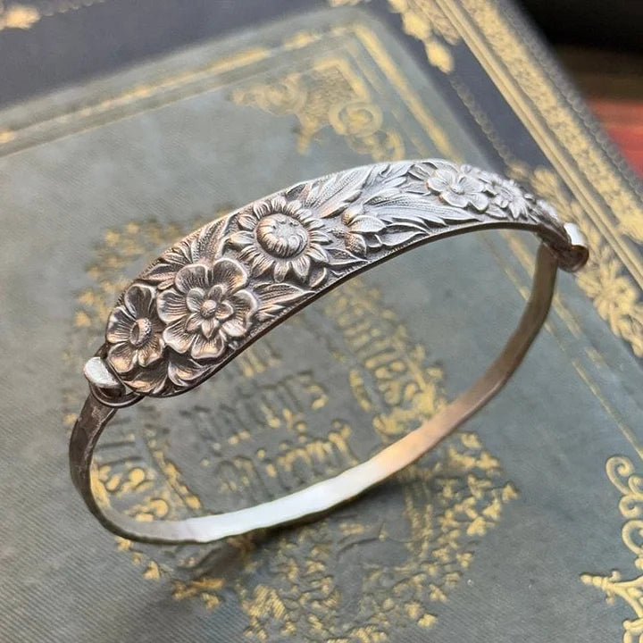 Romantisches Damen Vintage Armband mit wunderschöner Blumengravur, silberfarbenes, elegantes Accessoire.