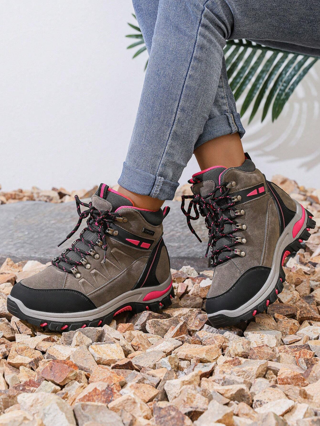 Detailaufnahme der rutschfesten Sohle dieser rosa Damen Wanderschuhe, perfekt für Outdoor-Abenteuer.