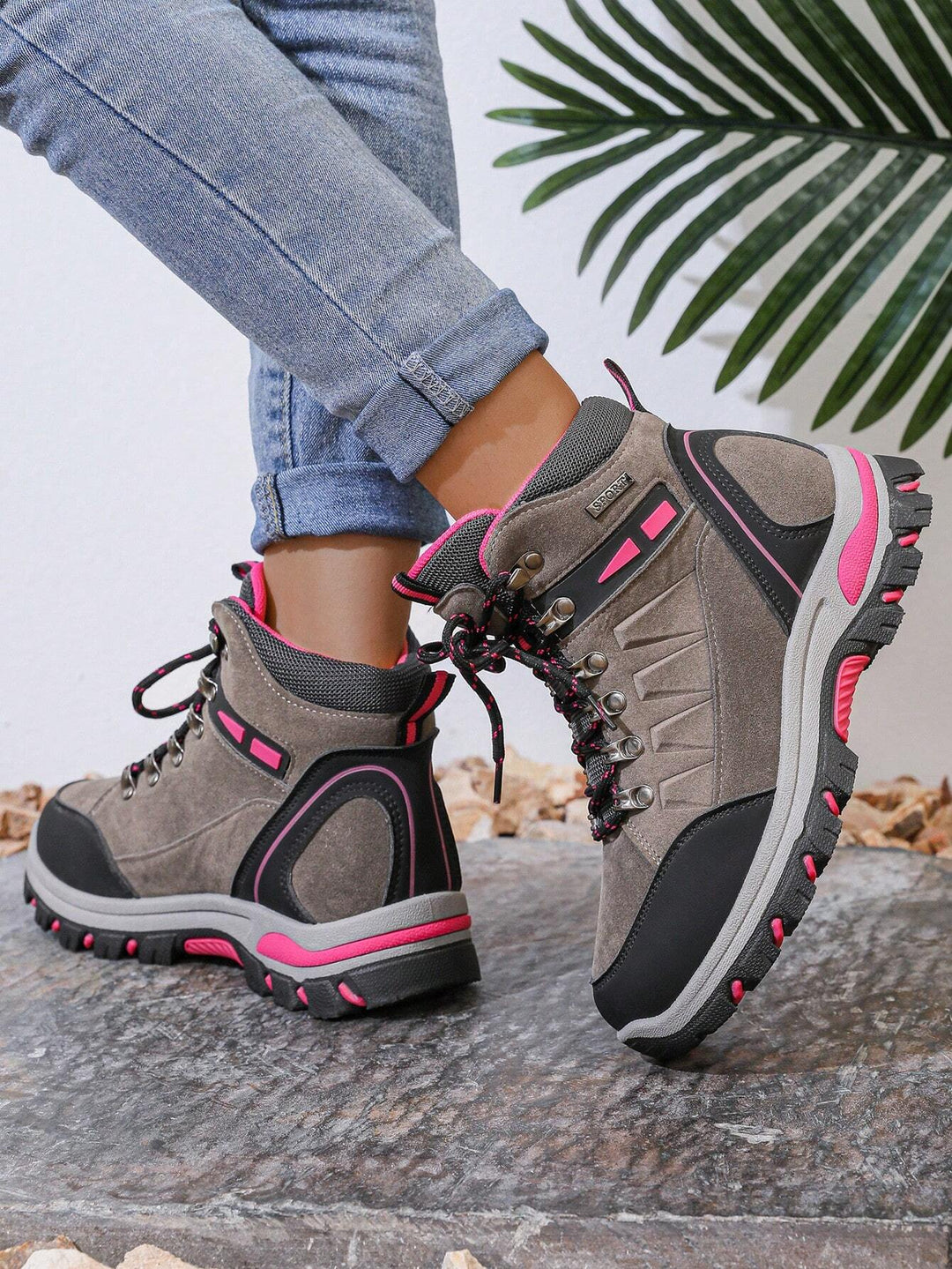Rosa Damen Wanderschuhe: atmungsaktiv, wasserdicht und leicht für lange Trekkingtouren.