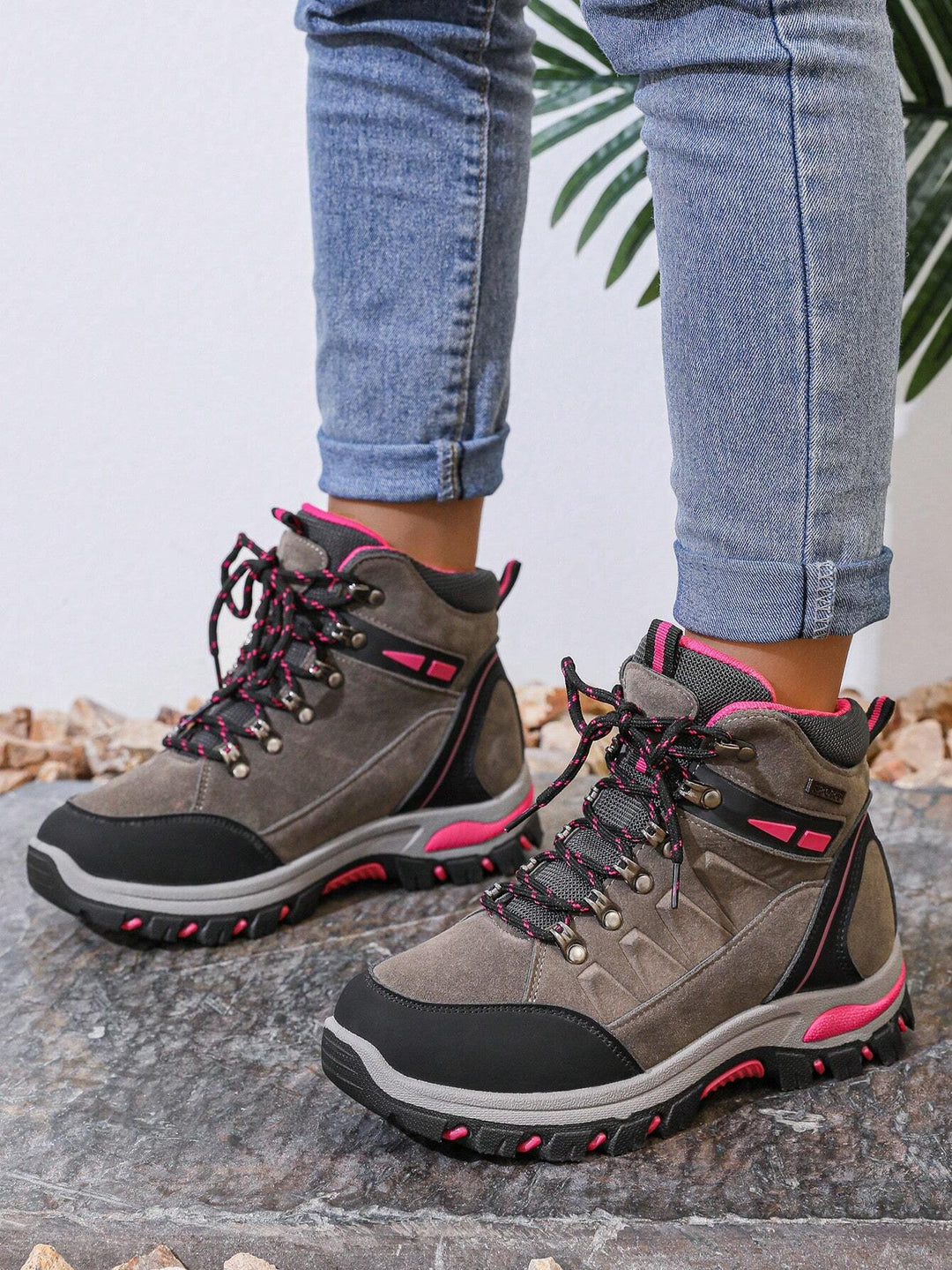 Stylische rosa Damen Wanderschuhe, wasserdicht und robust, ideal für jede Wetterlage auf dem Trail.