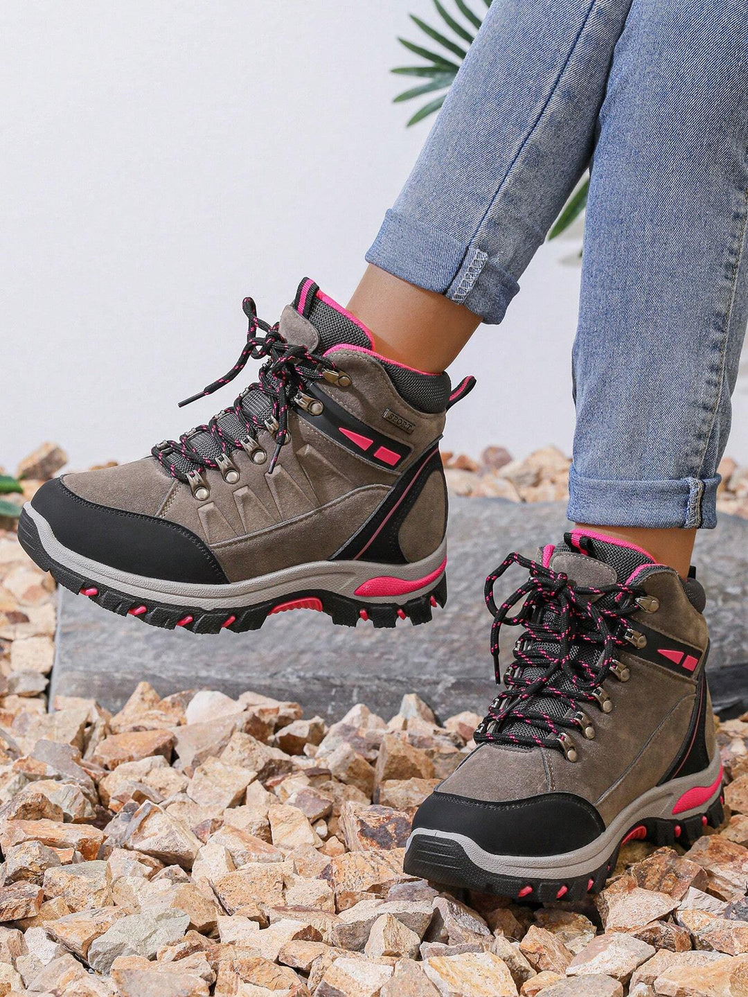 Rosa Damen Wanderschuhe, wasserdicht & rutschfest, für Trekking & Outdoor-Abenteuer geeignet.