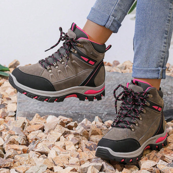 Rosa Damen Wanderschuhe mit hoher Stabilität und Dämpfung für komfortables Gehen auf unebenem Gelände.