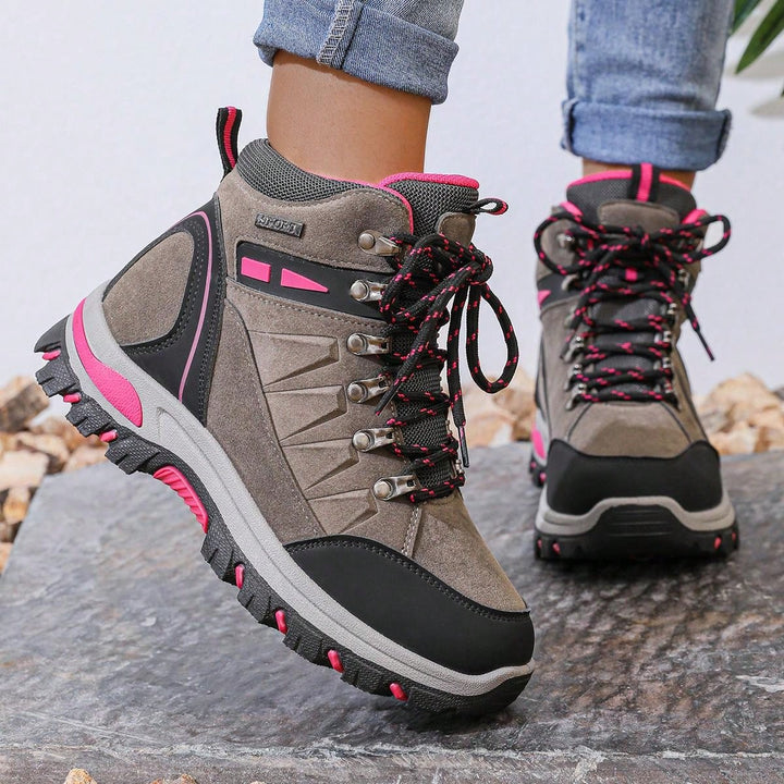 Vorderansicht der wasserdichten rosa Damen Wanderschuhe, bereit für anspruchsvolle Wanderungen.