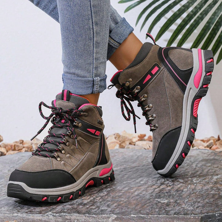 Robust gebaute rosa Damen Wanderstiefel, wasserdicht und pflegeleicht, für intensive Nutzung.