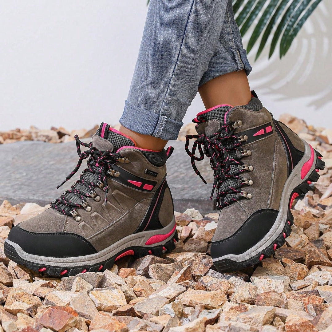 Nahaufnahme des wasserdichten Materials und der rosa Farbe dieser Damen Wanderschuhe.