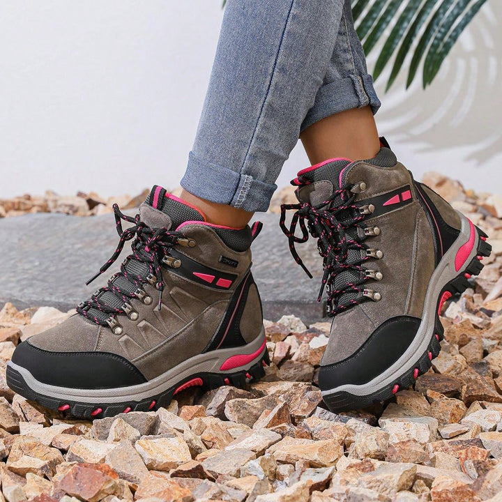 Nahaufnahme des wasserdichten Materials und der rosa Farbe dieser Damen Wanderschuhe.