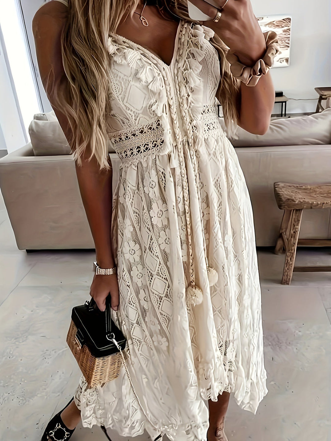 Bezauberndes Damen Sommerkleid, Boho Maxikleid mit tiefem V-Ausschnitt & femininen Stickereien.