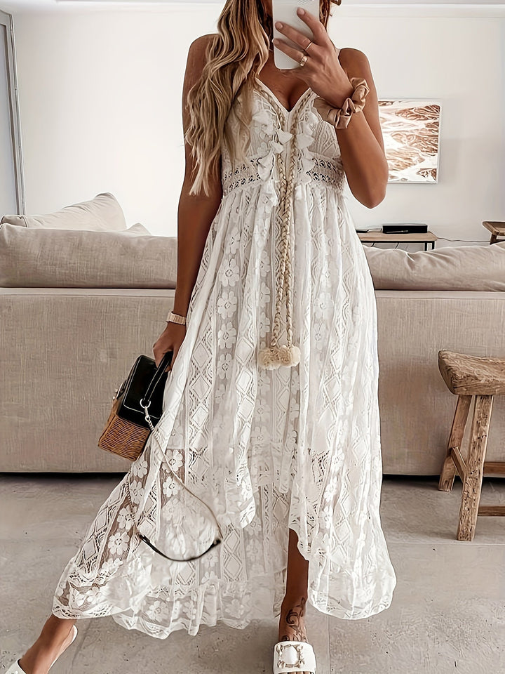 Elegantes Boho Maxikleid für Damen. V-Ausschnitt, Spitzenoptik & zarte Details. Perfekt als Abendkleid.