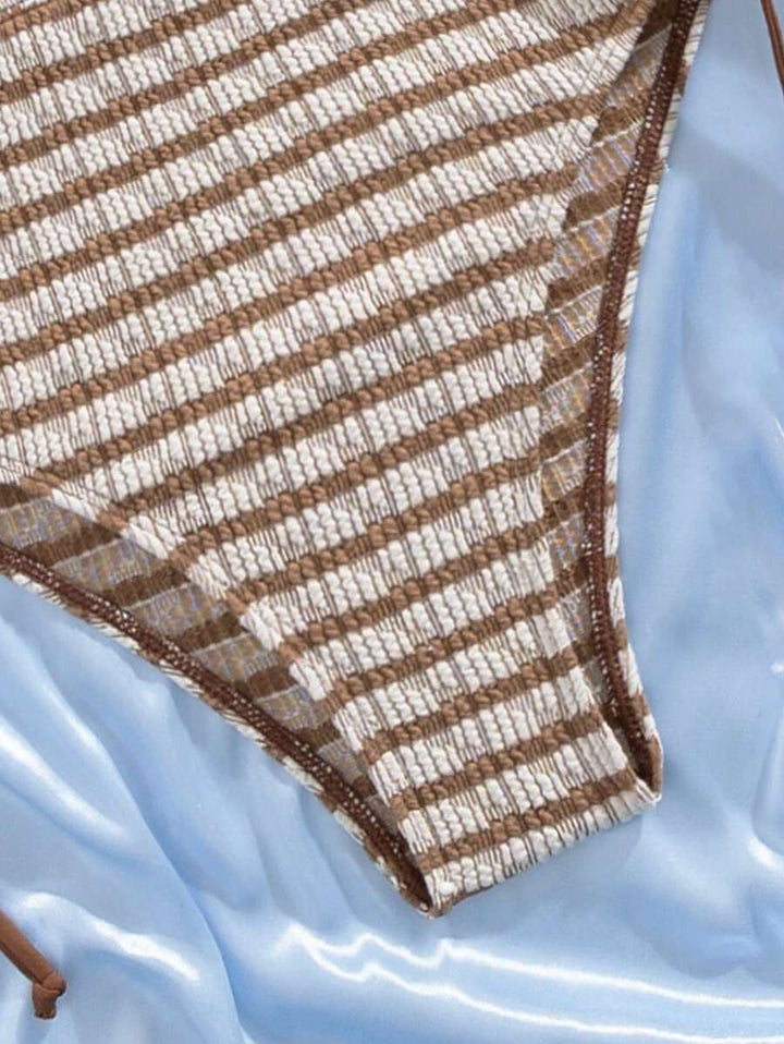 Oberteil des gestreiften Damen High Waist Bikinis Zweiteilers. Verstellbar, bügellos & bequem für Bademode.