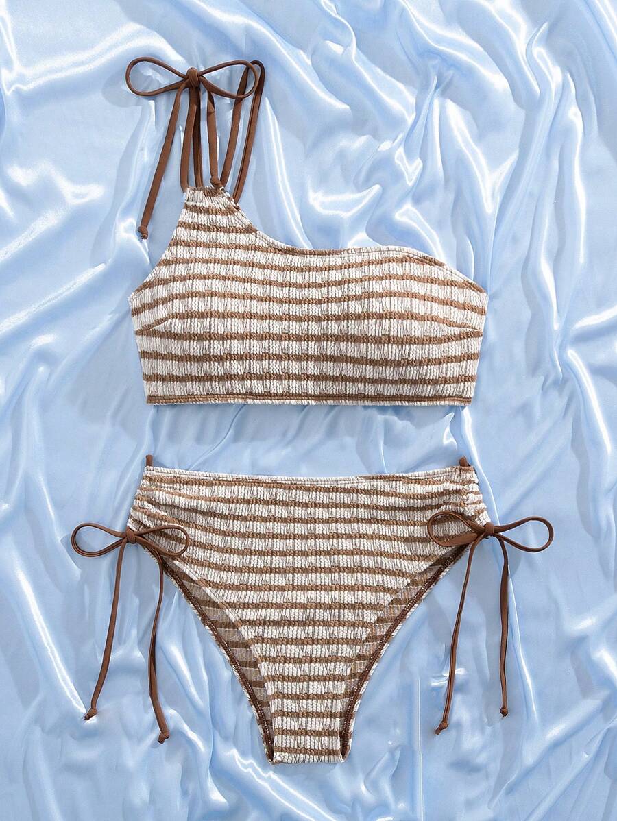 Damen High Waist Streifenbikini Zweiteiler am Strand. Bereit für Sommer, Pool & Urlaub. Komfort Bademode.